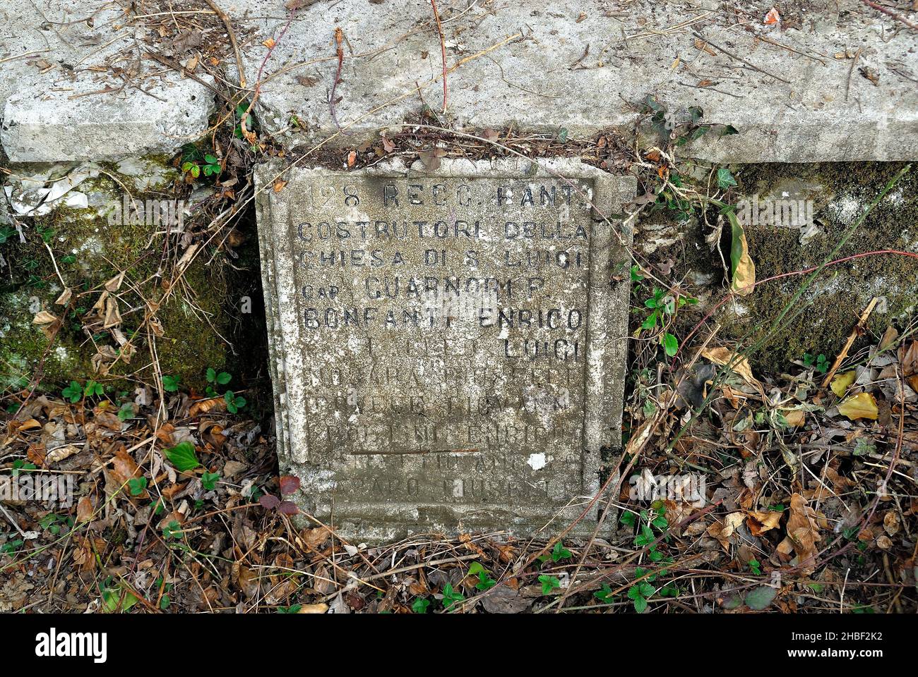 Zagora, près du village de Plave, (SLO) : l'ancien cimetière de guerre 'Generale Prelli' et sa chapelle dédiée à Saint Louis.Les corps de 4 000 soldats italiens et de 220 Australiens y ont été enterrés, tous tués à Zagora, sur le mont Kuk et sur le mont Vodice.Le général Prelli souhaitait être enterré parmi ses soldats et son vœu fut accompli lors de sa mort, en 1919.Quelques années plus tard, les cadavres des soldats italiens ont été transférés dans l'ossuaire Oslavia, mais les restes du général ont été transférés à Redipuglia, personne ne sait pourquoi.La plaque de pierre du régiment d'infanterie de 198th qui a construit le chape Banque D'Images