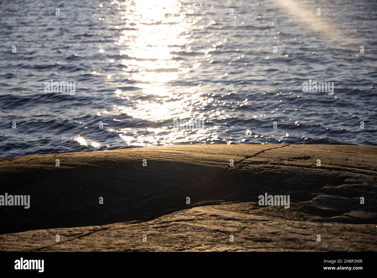 Magnifique paysage scandinave naturel.Côte rocheuse à la mer Baltique avec la lumière du soleil et l'eau.Soleil fin d'automne ou jour d'hiver dans la nature Banque D'Images