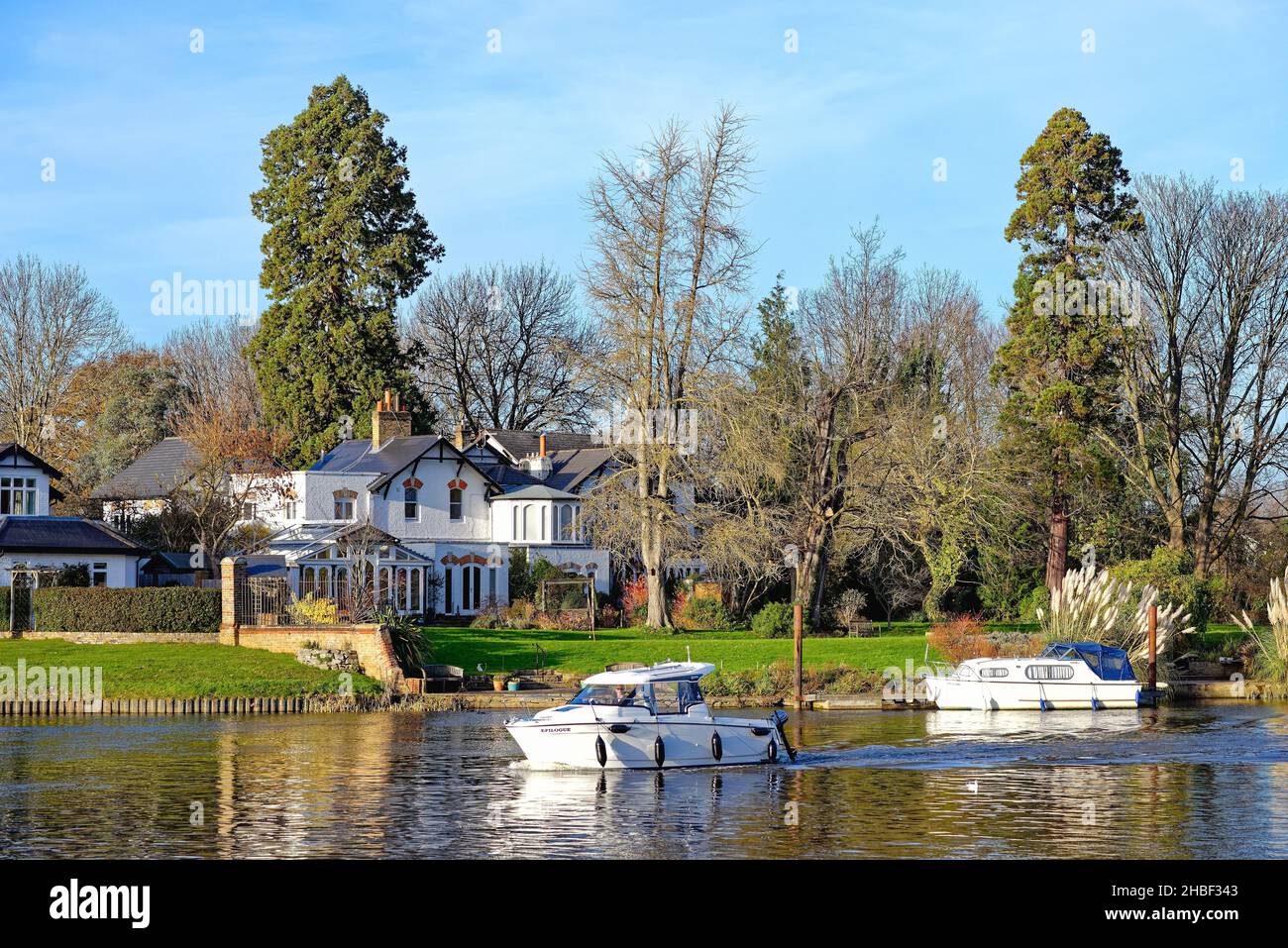 Élégante maison au bord de la rivière Thames à Shepperton, le jour d'automne ensoleillé Surrey Angleterre Royaume-Uni Banque D'Images