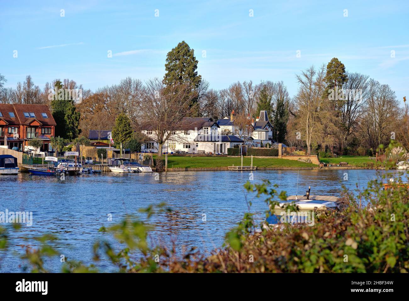 Élégante maison au bord de la rivière Thames à Shepperton, le jour d'automne ensoleillé Surrey Angleterre Royaume-Uni Banque D'Images