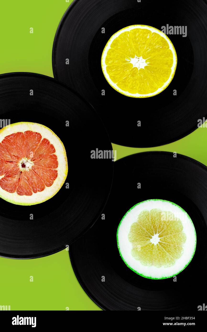 Concept de couleurs musicales.Collection de disques vinyles vintage avec tranches de citron et de vigne.Concept d'enregistrement de musique rétro vintage Banque D'Images