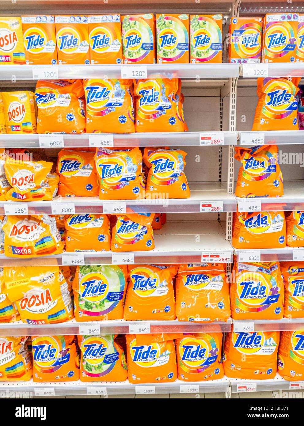 Les paquets de poudre de lavage de savon de détergent à marée et les boîtes sont vendus au supermarché Auchan, Moscou, Russie Banque D'Images