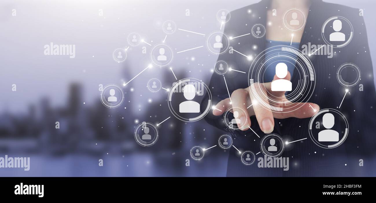 Recrutement des ressources humaines des RH emploi.Main tactile écran numérique hologramme humain, leader signe sur ville lumière flou arrière-plan.Relations avec les peuples ou Banque D'Images