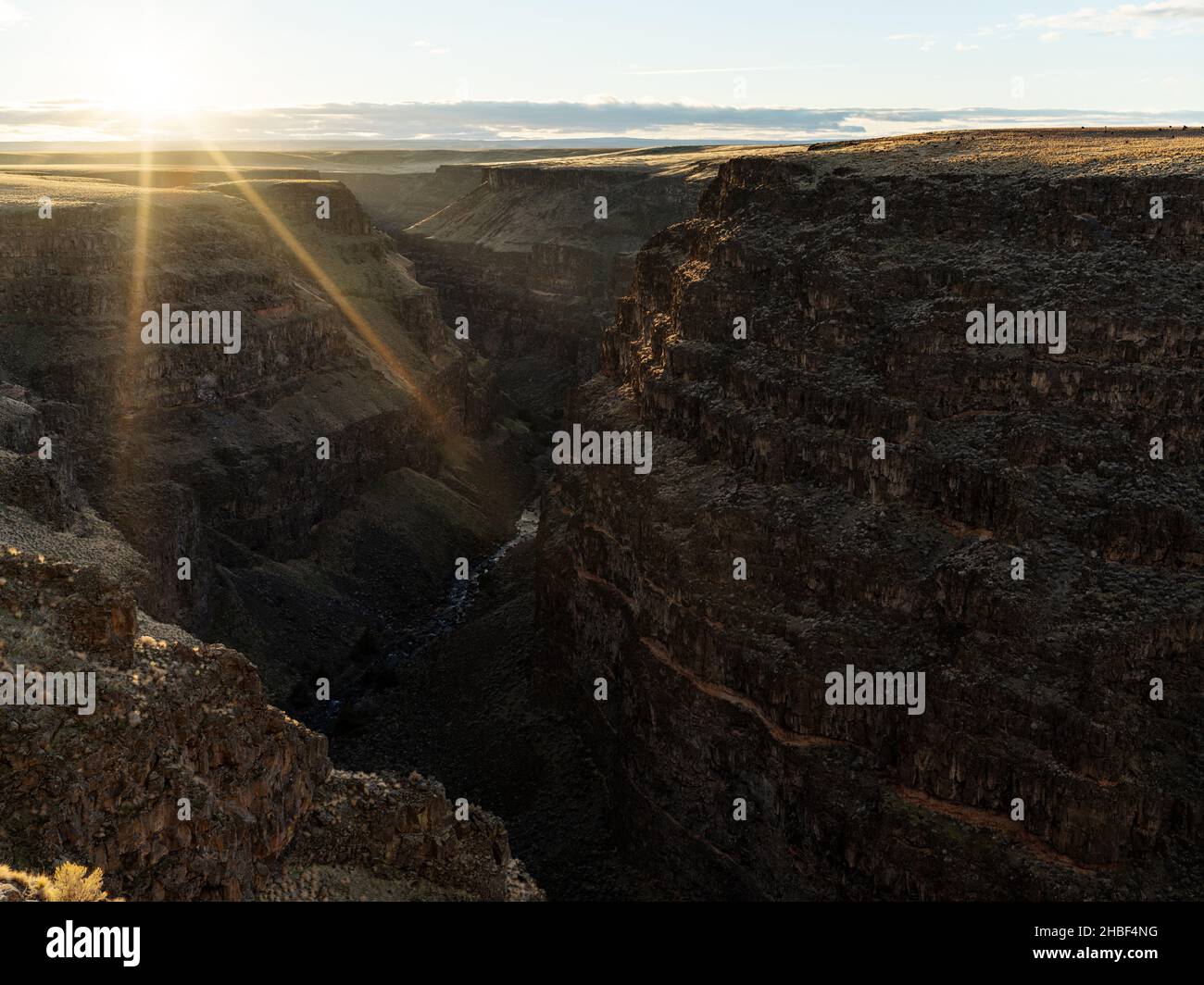 Coucher de soleil fin de soirée formes de soleil sur le bord du canyon Bruneau Banque D'Images