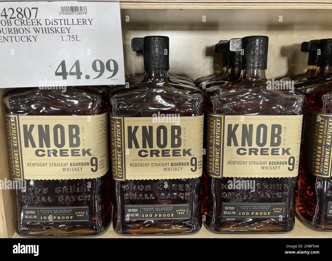 FRESNO, ÉTATS-UNIS - 16 novembre 2021: Une bouteille de verre de KNOB CREEK Kentucky Straight Bourbon Whiskey sur Costco Shelf pour les vacances Banque D'Images