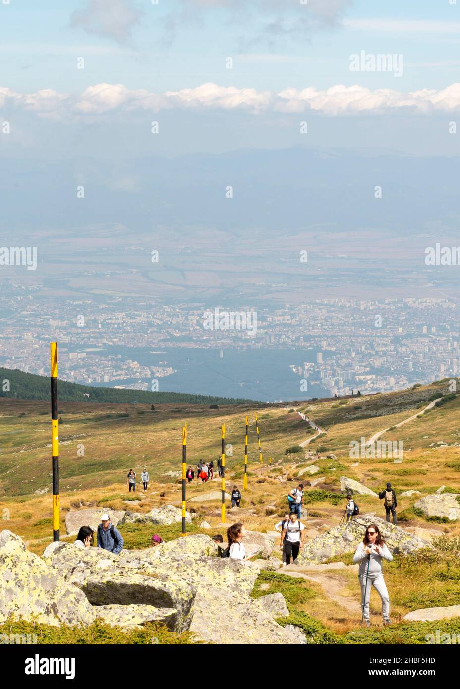 Population randonnée de masse Black Peak à 2290m dans la montagne Vitosha au-dessus de Sofia, Bulgarie Banque D'Images