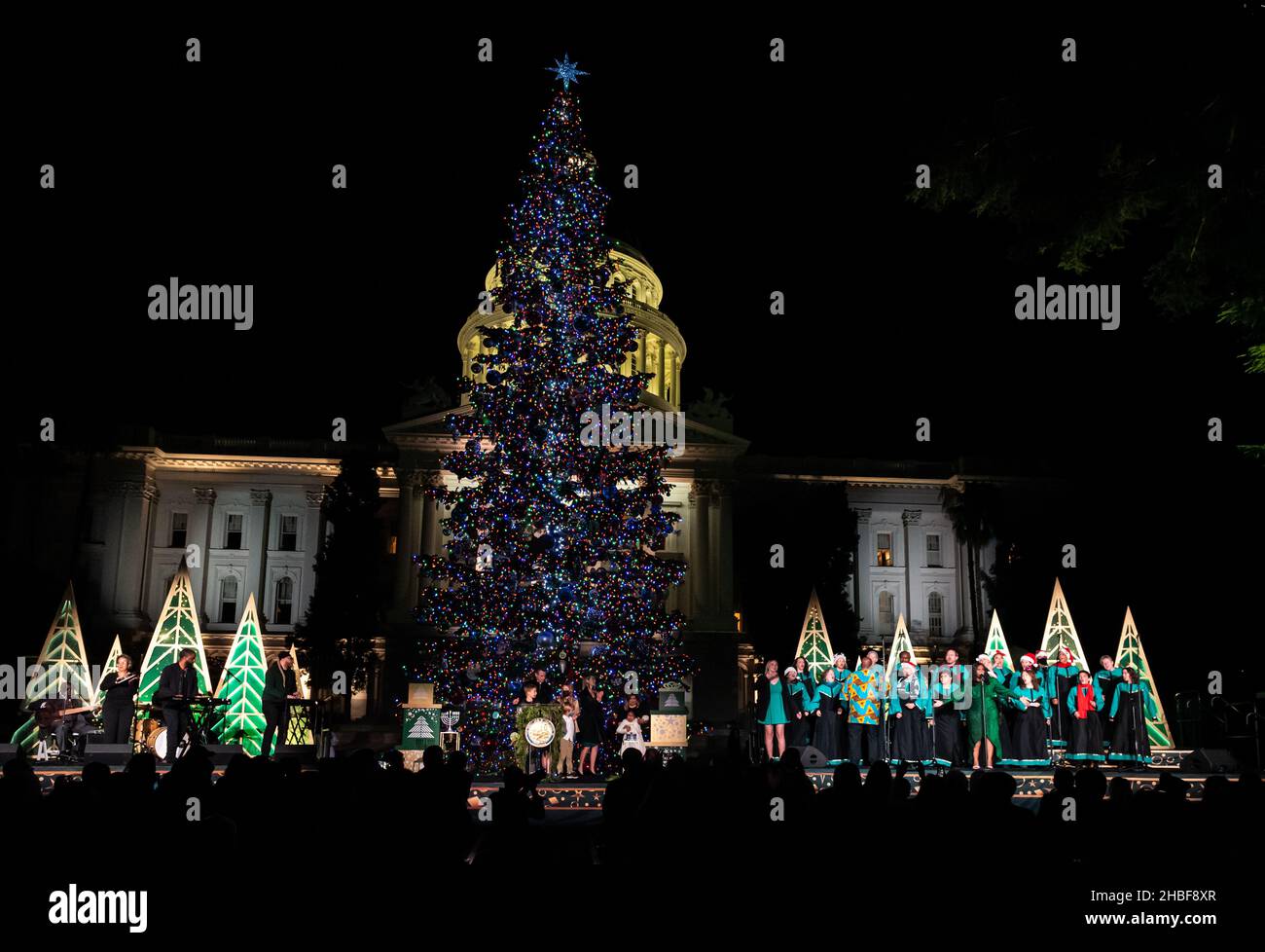 La chanteuse Amber Riley, le gouverneur Gavin Newsom et le Choeur évangélique interconfessionnel d'Oakland lors de la cérémonie annuelle d'éclairage de Noël du Capitole de Californie 90th. Banque D'Images