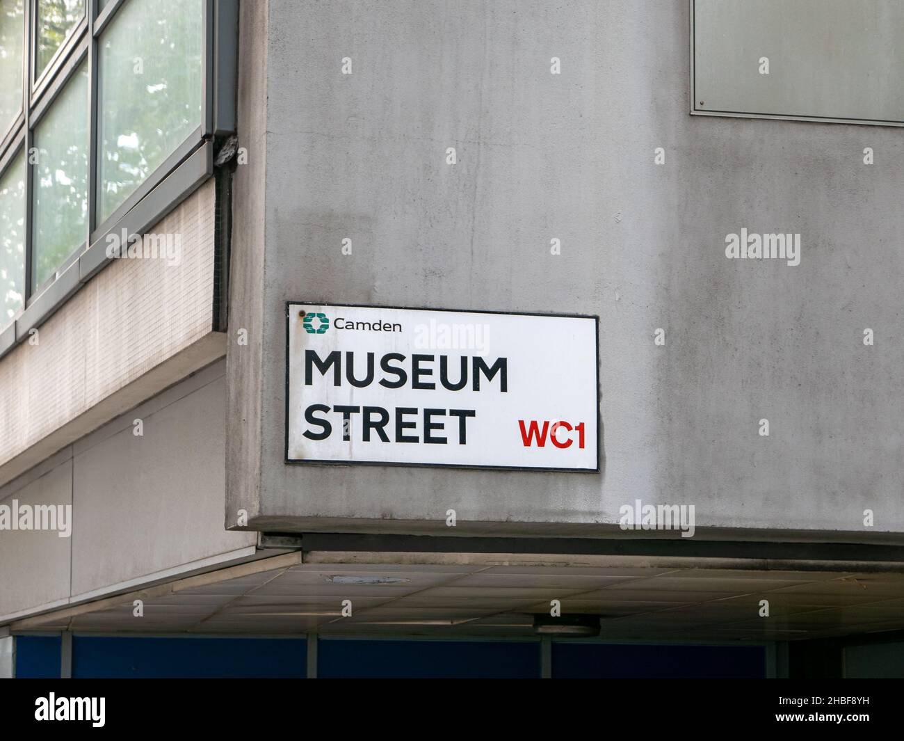 Londres, Royaume-Uni-09.10.21: Panneau de nom de Museum Street, London Borough of Camden, Royaume-Uni Banque D'Images