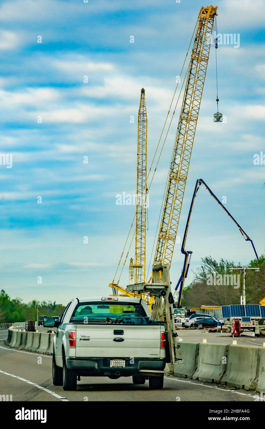 Le ministère des Transports de la Louisiane travaille sur une section de l'Interstate 10, le 13 décembre 2021, à la Nouvelle-Orléans, en Louisiane. Banque D'Images