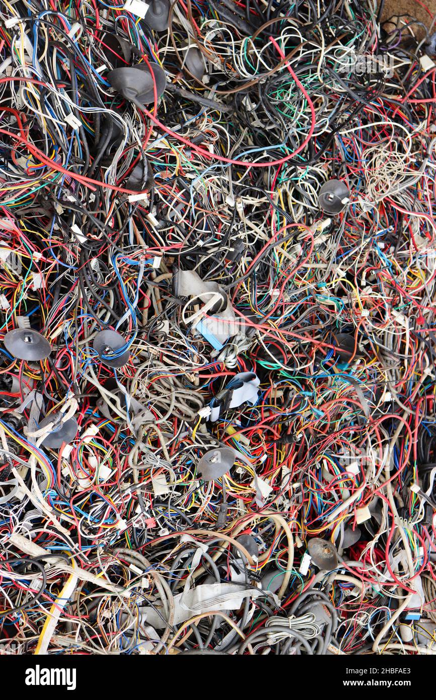 anciens câbles pour recycler le matériel informatique électrique câble vertical en cuivre Banque D'Images