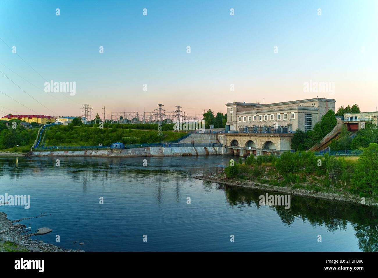 Station hydroélectrique de Narva sur la rivière Narva en Russie. Banque D'Images