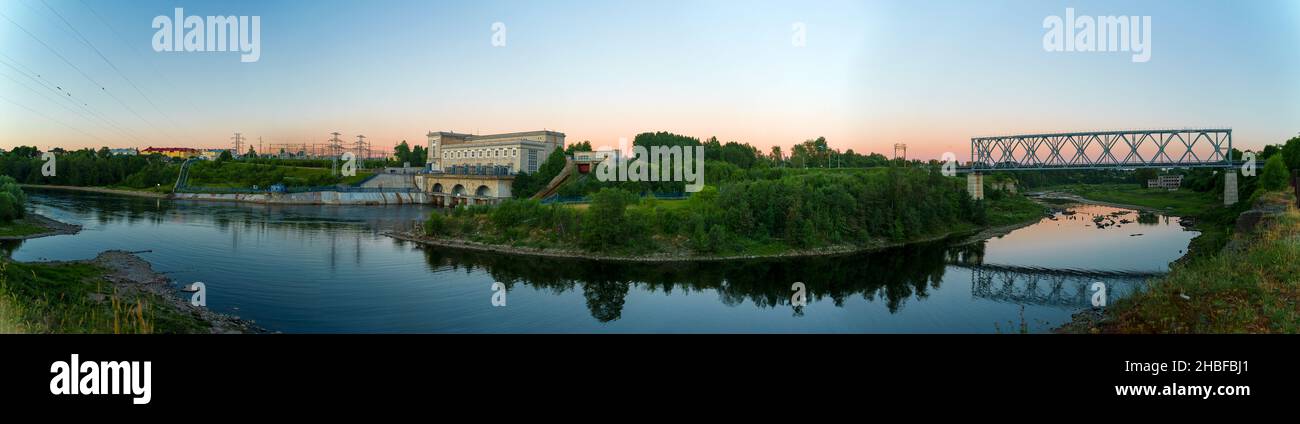 Station hydroélectrique de Narva sur la rivière Narva en Russie.Vue panoramique. Banque D'Images