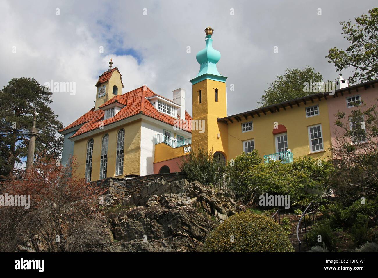 Village touristique Portmeirion à Gwynedd, pays de Galles, conçu par Sir Clough Williams-Ellis dans le style d'un village italien, qui accueille l'émission télévisée de prisonniers Banque D'Images