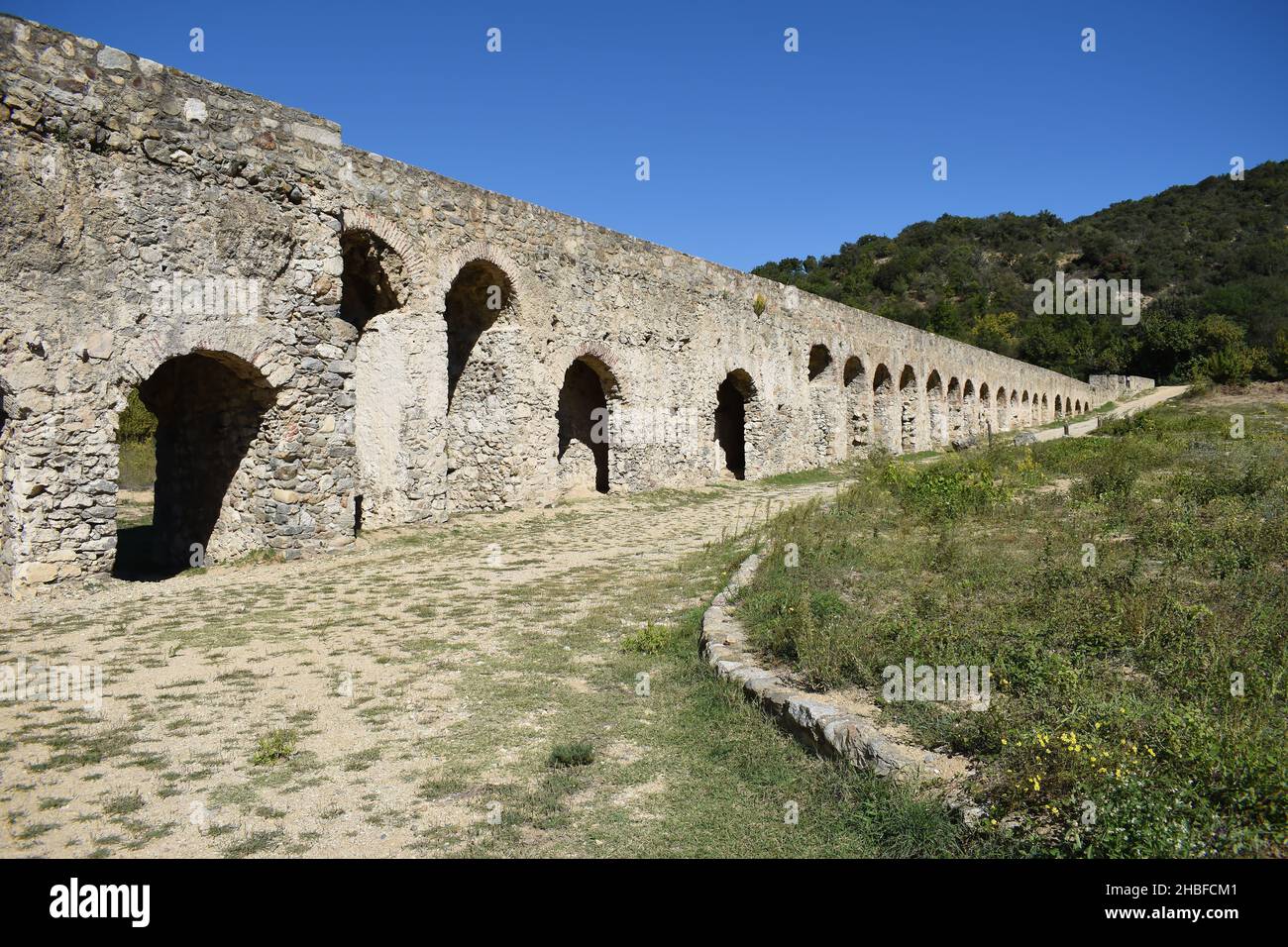 Vue sur le Pont-Aqueduc d'Ansignan (aqueduc d'Ansignan).Construction romaine sur la rivière Agly.Ses fondations datent de 300AD et ont une longueur de 170m. Banque D'Images