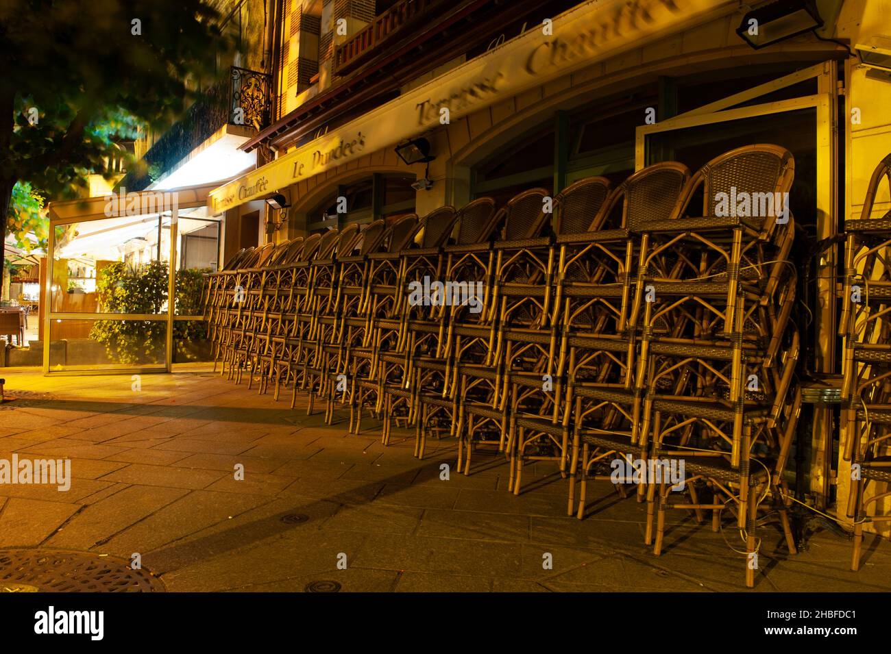 Chaises empilées la nuit Banque D'Images