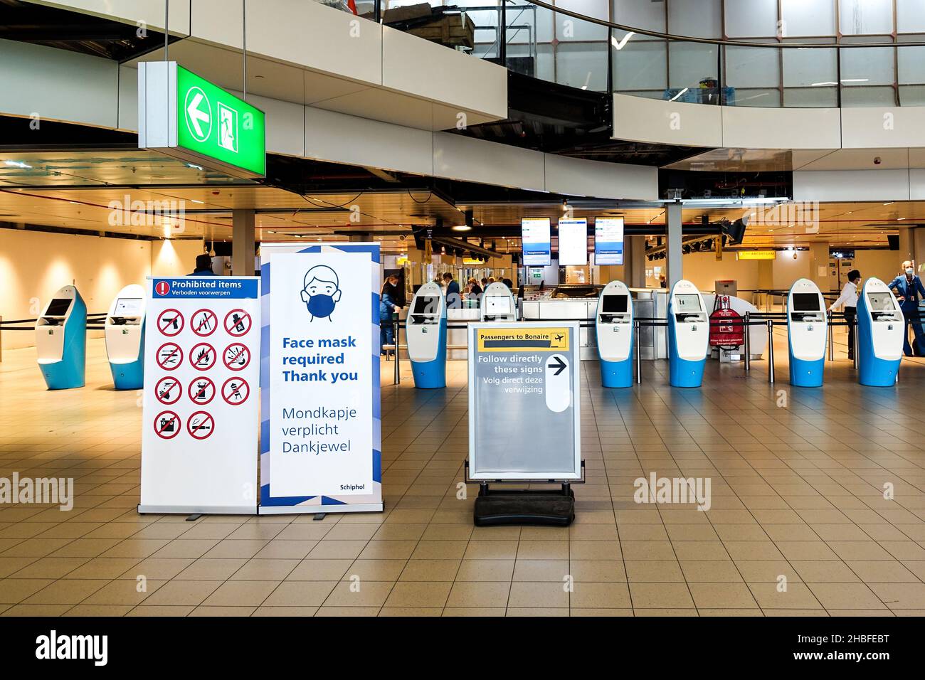 Aéroport international de Schiphol, Amsterdam, pays-Bas : ligne de départ avec le personnel de KLM Banque D'Images