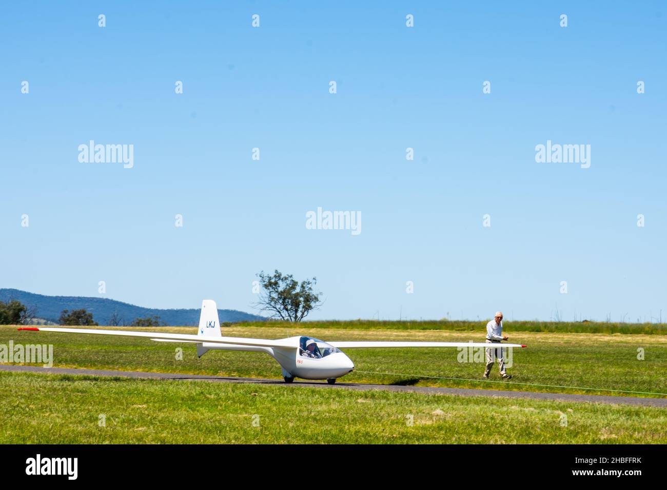 Un voilier à siège unique Politechnika Warszawska (polonais: 'Little rascal') PW-5 SMYK est remorqué sur la piste pour un lancement au Lake Keepit Soaring Club Gu Banque D'Images