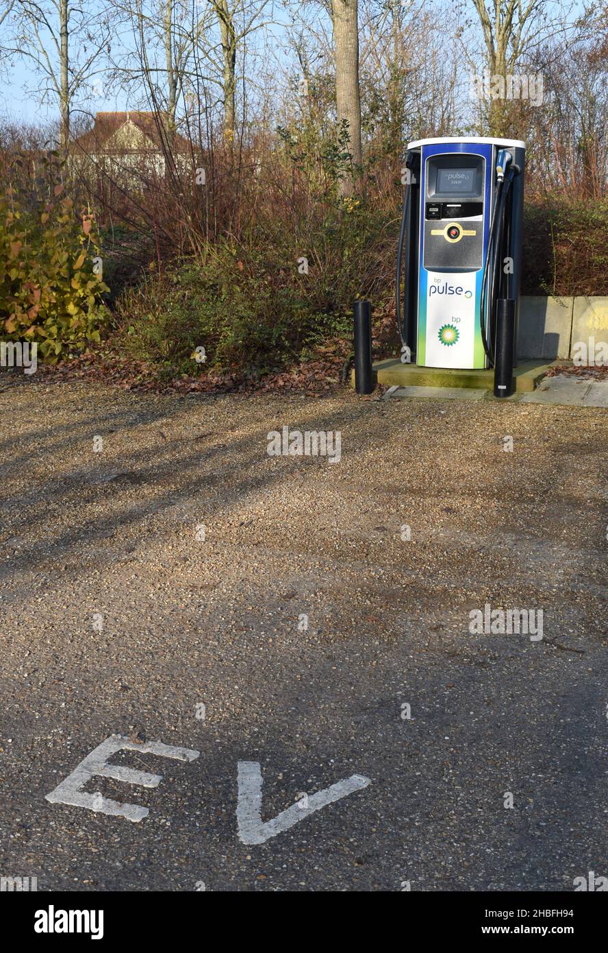 Chargeur de véhicule électrique à Howe Park Wood, Milton Keynes. Banque D'Images