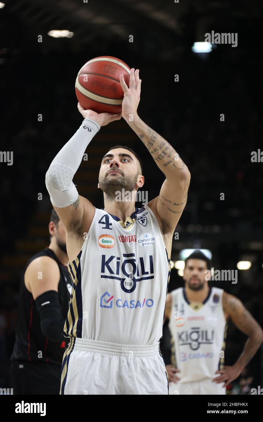 Bologne, Italie.19th décembre 2021.Pietro Aradori (Fortitudo Kigili Bologna) pendant la série A1 du championnat italien de basket-ball LBA Segafredo Virtus Bologna vs.Kigili Fortitudo Bologna au Segafredo Arena - Bologna, 19 décembre 2021 crédit: Independent photo Agency/Alay Live News Banque D'Images