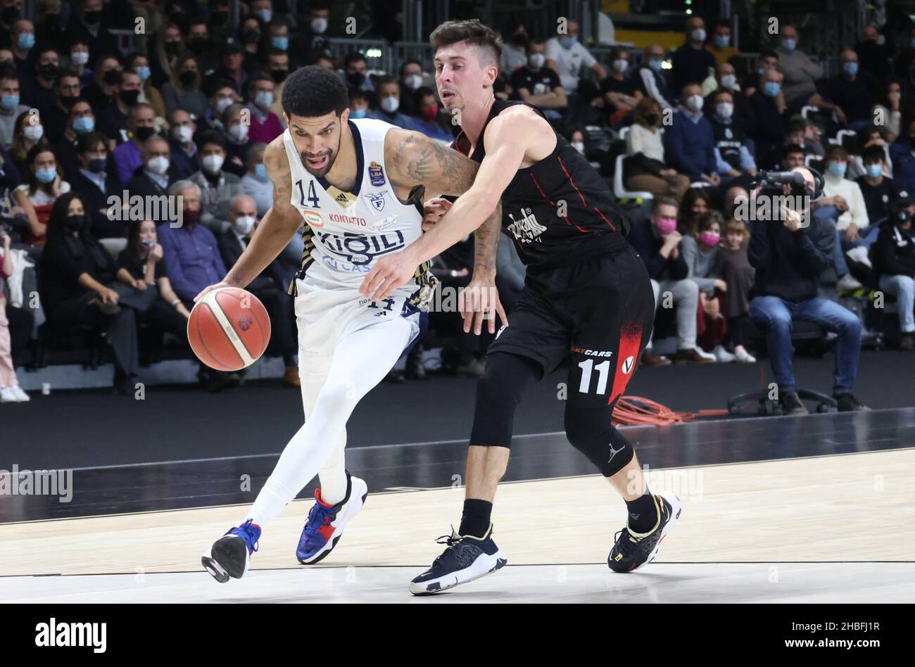 Bologne, Italie.19th décembre 2021.James Feldeine (Fortitudo Kigili Bologna) (L) contrecarré par Michele Ruzzier (Segafredo Virtus Bologna) lors de la série A1 du championnat italien de basket-ball LBA Segafredo Virtus Bologna vs.Kigili Fortitudo Bologna au Segafredo Arena - Bologna, 19 décembre 2021 crédit: Independent photo Agency/Alay Live News Banque D'Images