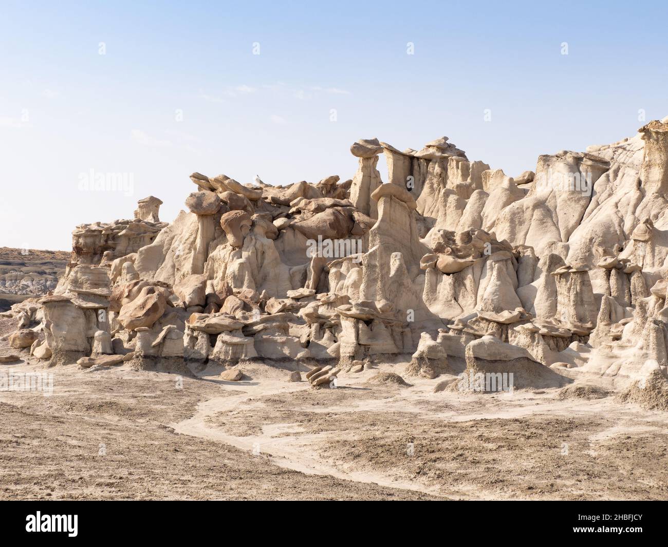 Groupe de piédestaux en pierre érodés avec des casquettes à Bisti Badlands ou de-Na-Zin Wilderness au Nouveau-Mexique. Banque D'Images