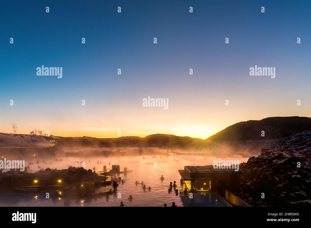 Lever de soleil au-dessus des piscines géothermiques de Blue Lagoon en Islande Banque D'Images