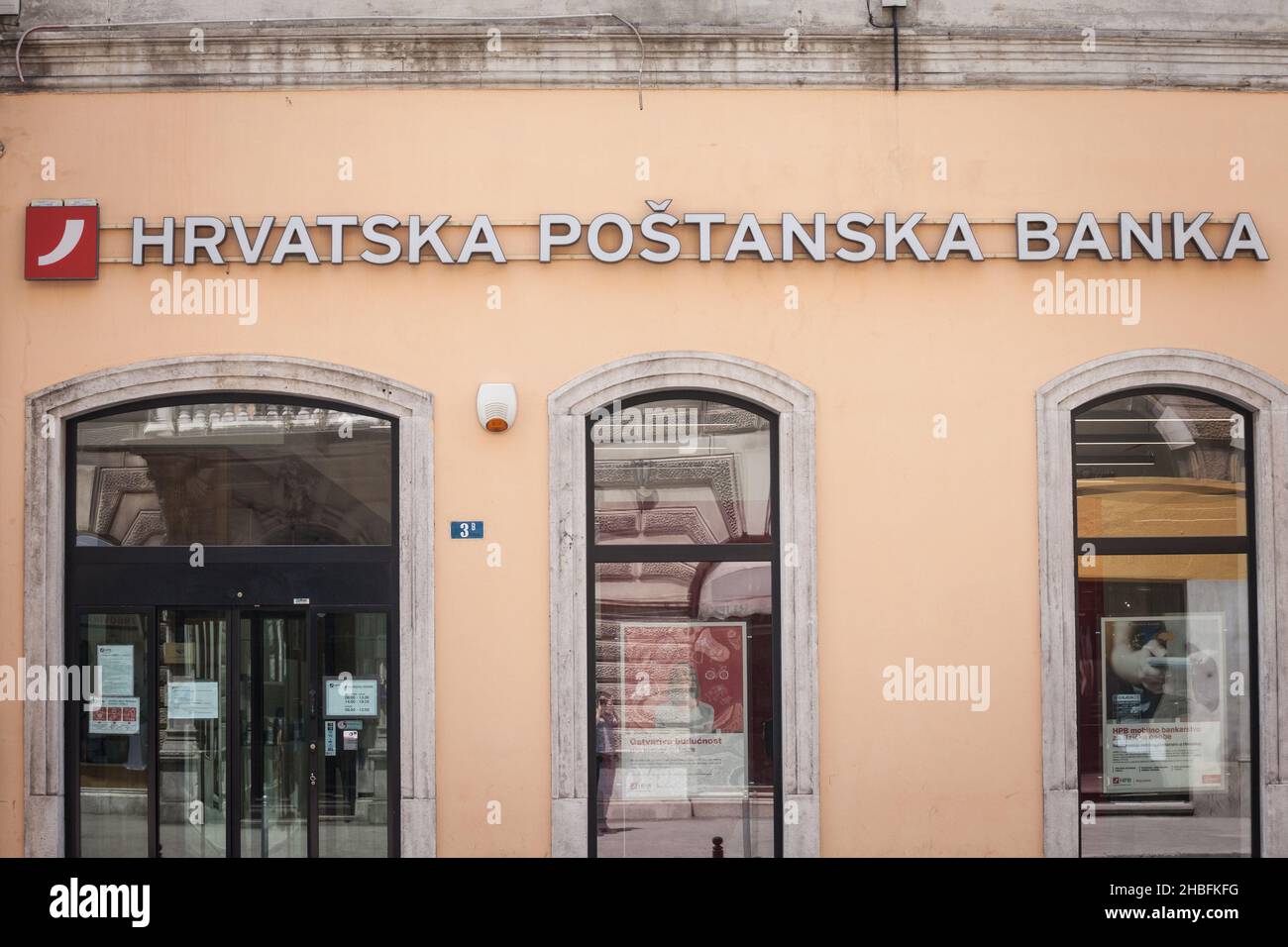 Photo d'un panneau Hrvatska Postanska Banka sur leur bureau pour Zagreb, Croatie.Hrvatska poštanska banka ou HPB est la plus grande banque croate de Banque D'Images