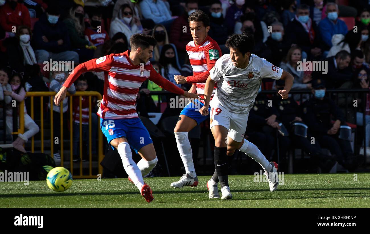 Grenade, Grenade, Espagne.19th décembre 2021.Kang dans Lee de Real Mallorca en action avec Carlos Neva de Grenade et Luis Milla de Grenade CF pendant le match de la Ligue entre Grenade CF et Real Mallorca au stade Nuevo Los Carmenes le 19 décembre 2021 à Grenade, Espagne.(Credit image: © Jose M. Baldomero/Pacific Press via ZUMA Press Wire) Banque D'Images