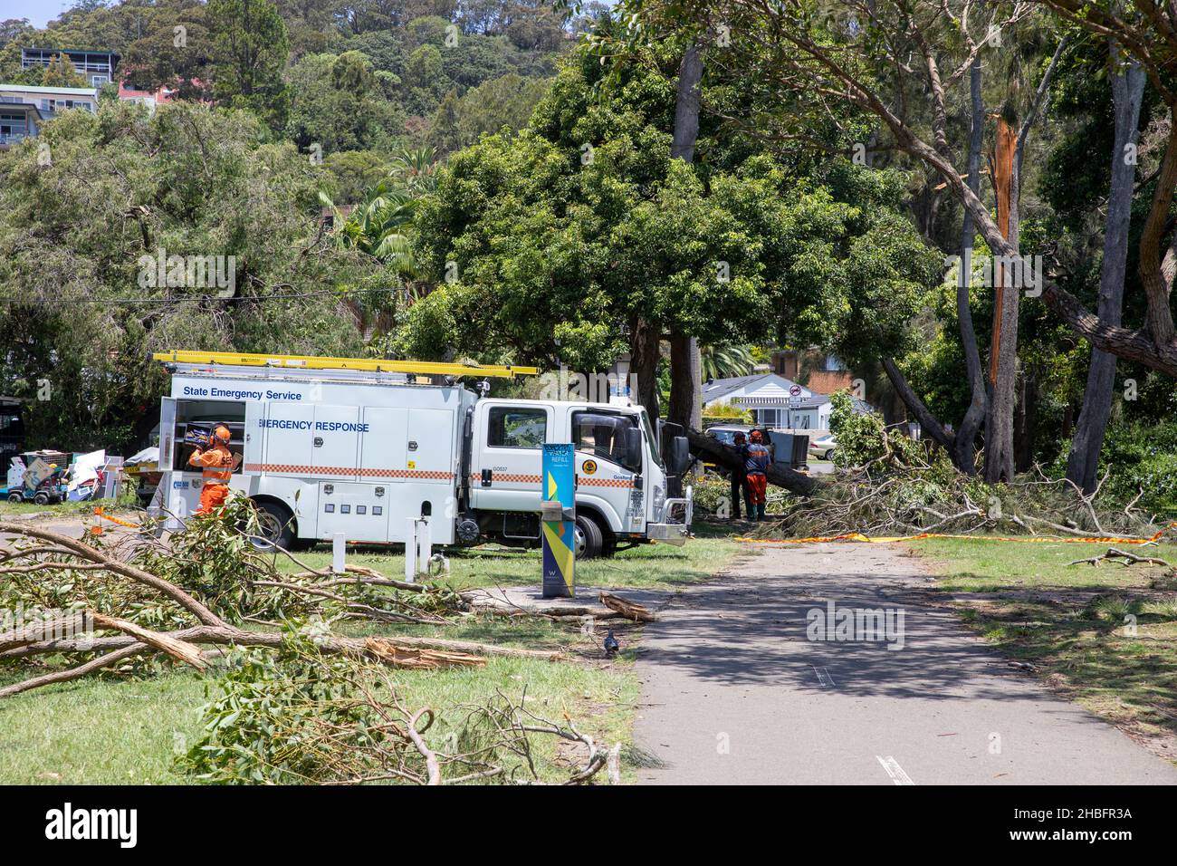 Les bénévoles des services d'urgence de l'État continuent de se départir autour du lac de Narrabeen à la suite de la tempête fréq qui a frappé les plages du nord de Sydney, en Nouvelle-Galles du Sud Banque D'Images