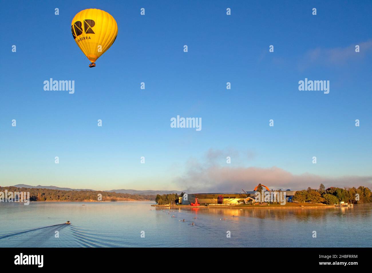 Le lac Burley Griffin et le Musée national d'Australie à l'aube Banque D'Images