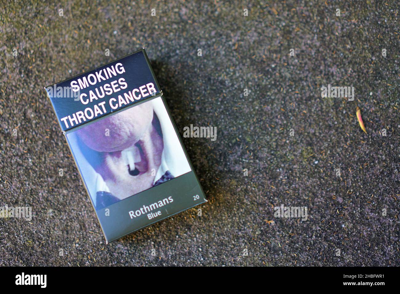 Fumer provoque le cancer de la gorge paquet de cigarettes Banque D'Images
