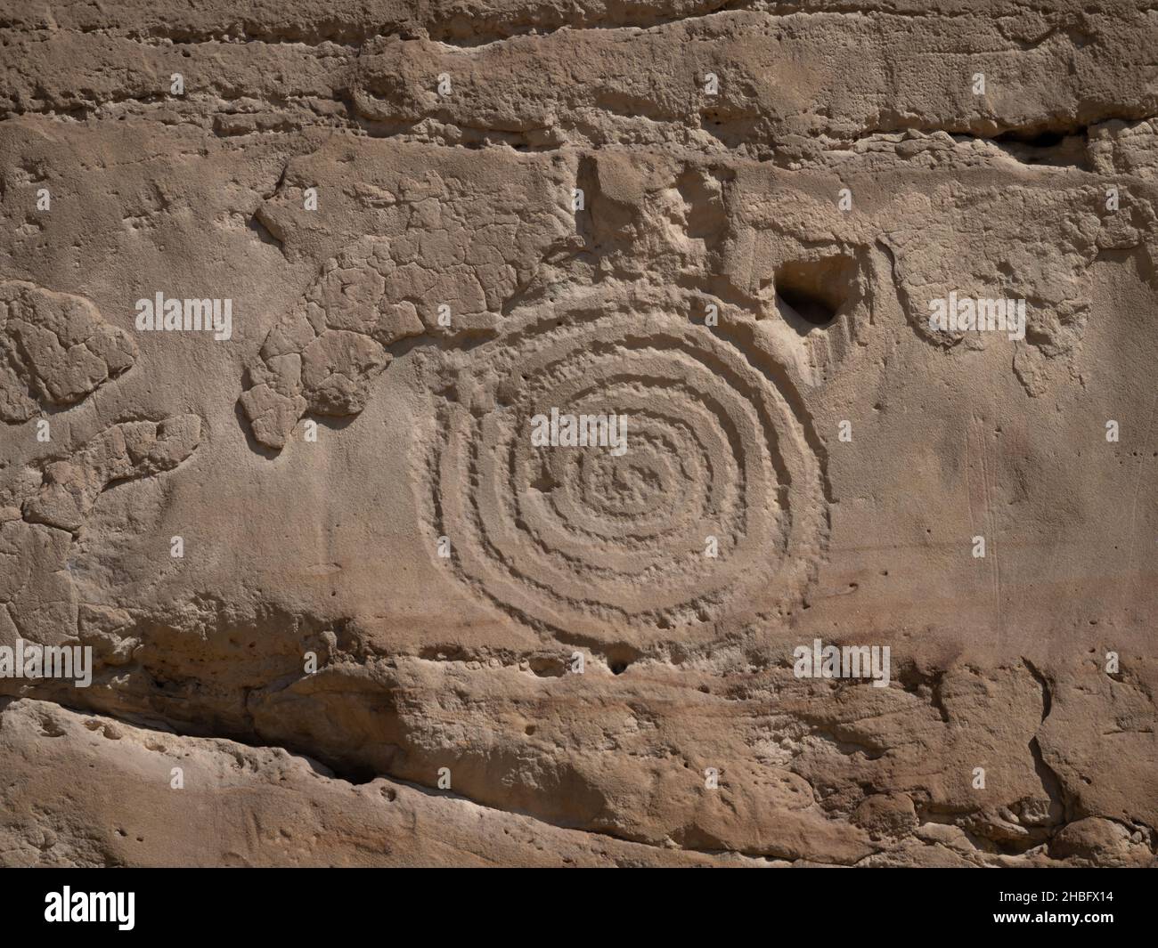 Gravure ancienne ou pétroglyphe sur une falaise de grès au parc national historique de Chaco Culture, au Nouveau-Mexique. Banque D'Images