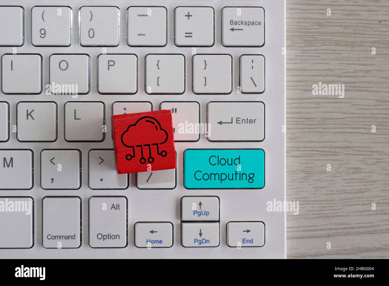 Concept de Cloud computing.Cube en bois rouge avec icône de nuage et clavier avec texte Cloud Computing. Banque D'Images
