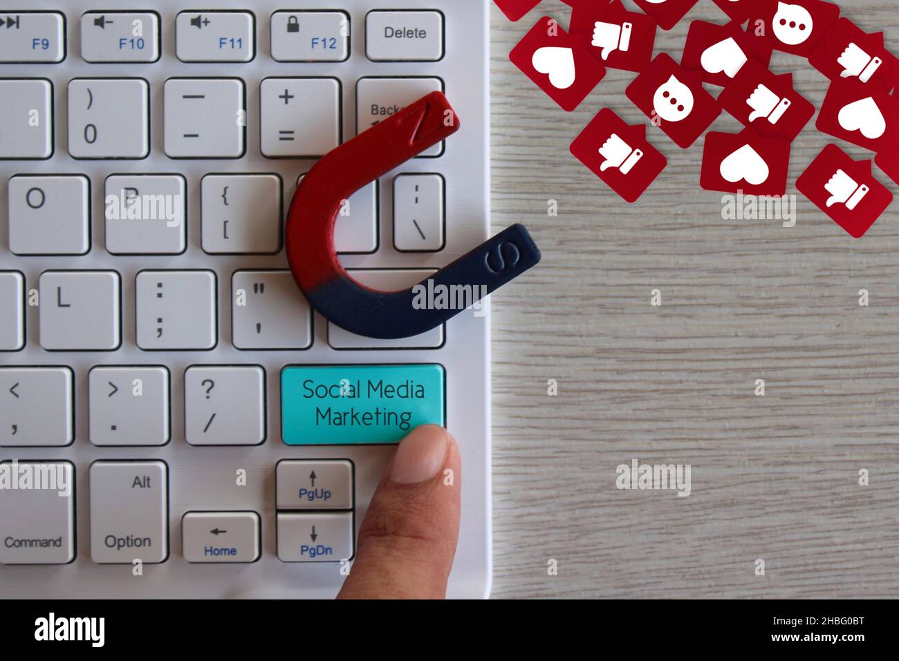 Concept de marketing sur les médias sociaux.Doigt appuyant sur le clavier avec le texte social Media Marketing et aimant attirer comme, l'amour et le commentaire icône. Banque D'Images