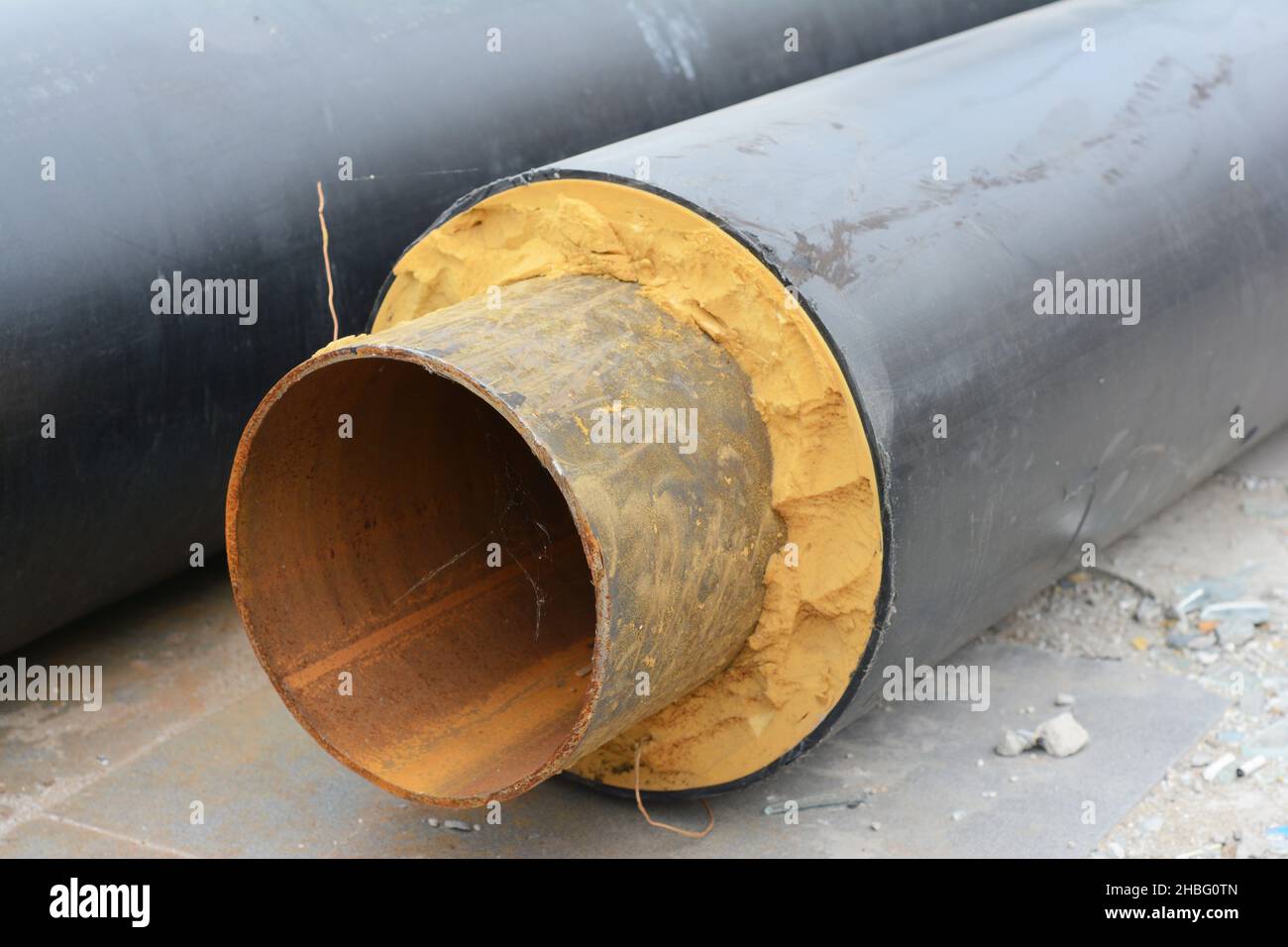 Un gros plan de tuyau en acier métallique multicouche pré-isolé pour l'eau  chaude et le chauffage.Tuyau d'isolation enterré direct préfabriqué pour  l'alimentation en eau chaude Photo Stock - Alamy