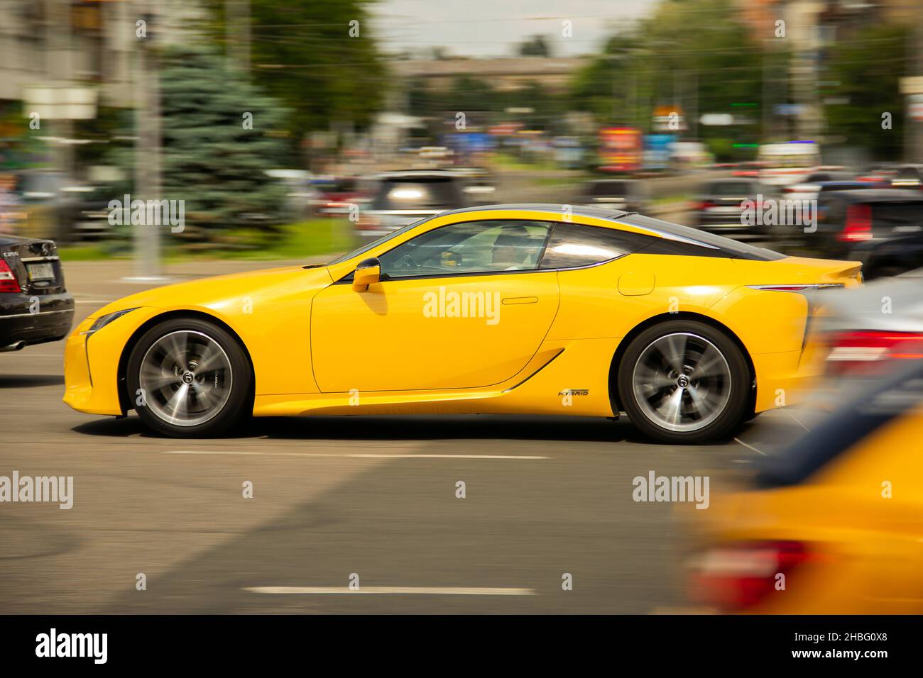 Kiev, Ukraine - 19 juin 2021: Voiture hybride Lexus LC500h sur la route dans la ville Banque D'Images