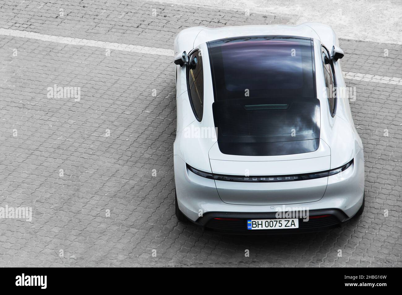 Odessa, Ukraine - 5 septembre 2021 : voiture électrique Porsche Taycan.Vue de dessus Banque D'Images