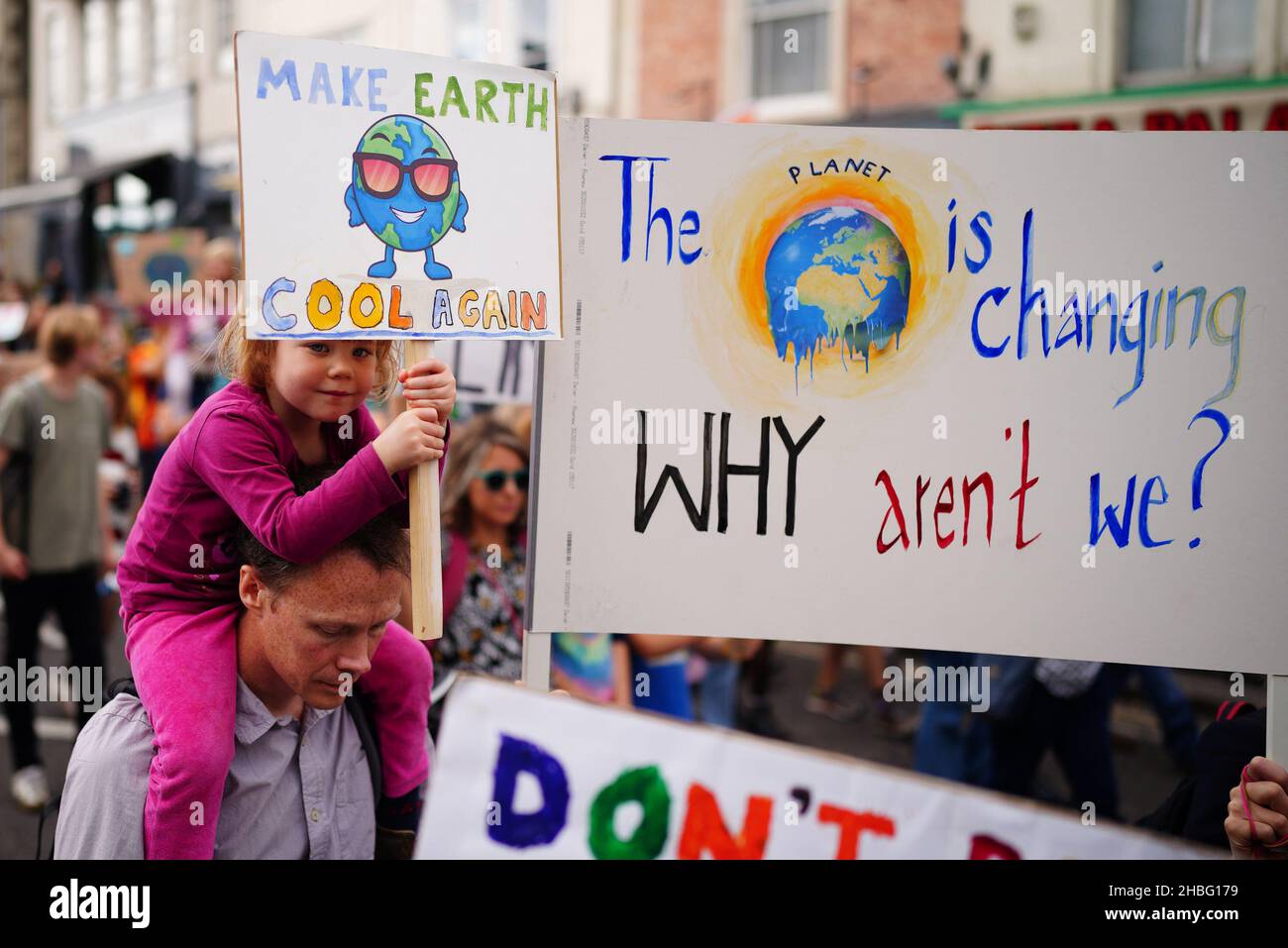 Photo du dossier datée du 24/09/21, de parents et d'enfants participant à une grève mondiale des jeunes sur le climat.Les élèves, les parents et les enseignants soucieux de l'environnement exigent plus d'action sur la crise climatique pendant la période des fêtes. Banque D'Images