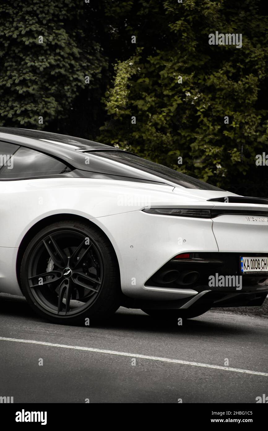 Kiev, Ukraine - 12 juin 2021: Voiture anglaise blanche Aston Martin DBS Superleggera garée dans la ville Banque D'Images