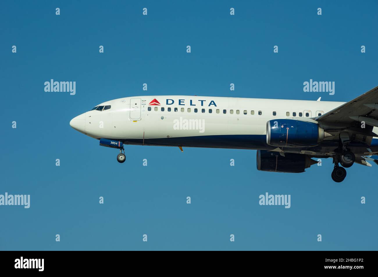 Delta Air Lines Boeing 737 NG Max immatriculé N854DN arrivant à LAX, aéroport international de Los Angeles. Banque D'Images