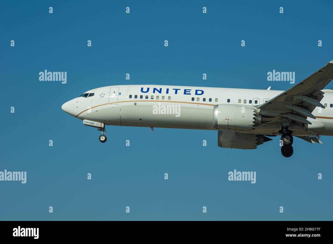 Boeing 737 MAX 9 de United Airlines immatriculé N27503 arrivant à LAX, aéroport international de Los Angeles. Banque D'Images