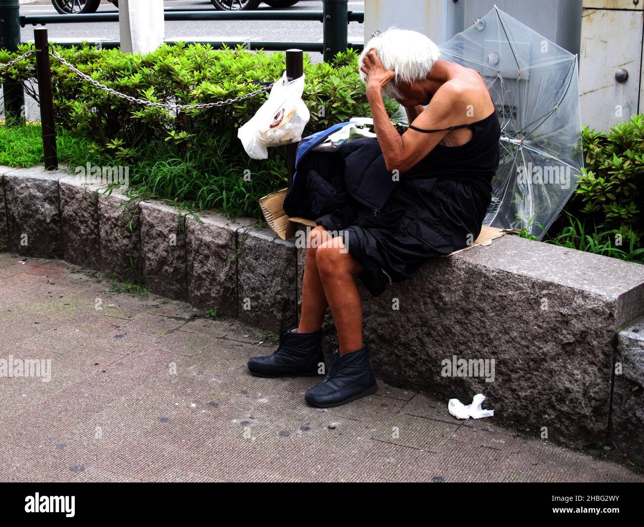 La vie et le mode de vie des vieilles femmes japonaises assises sur un sentier à côté de la route de la campagne rurale le matin, dans la rue Hanamikoji de Gio Banque D'Images