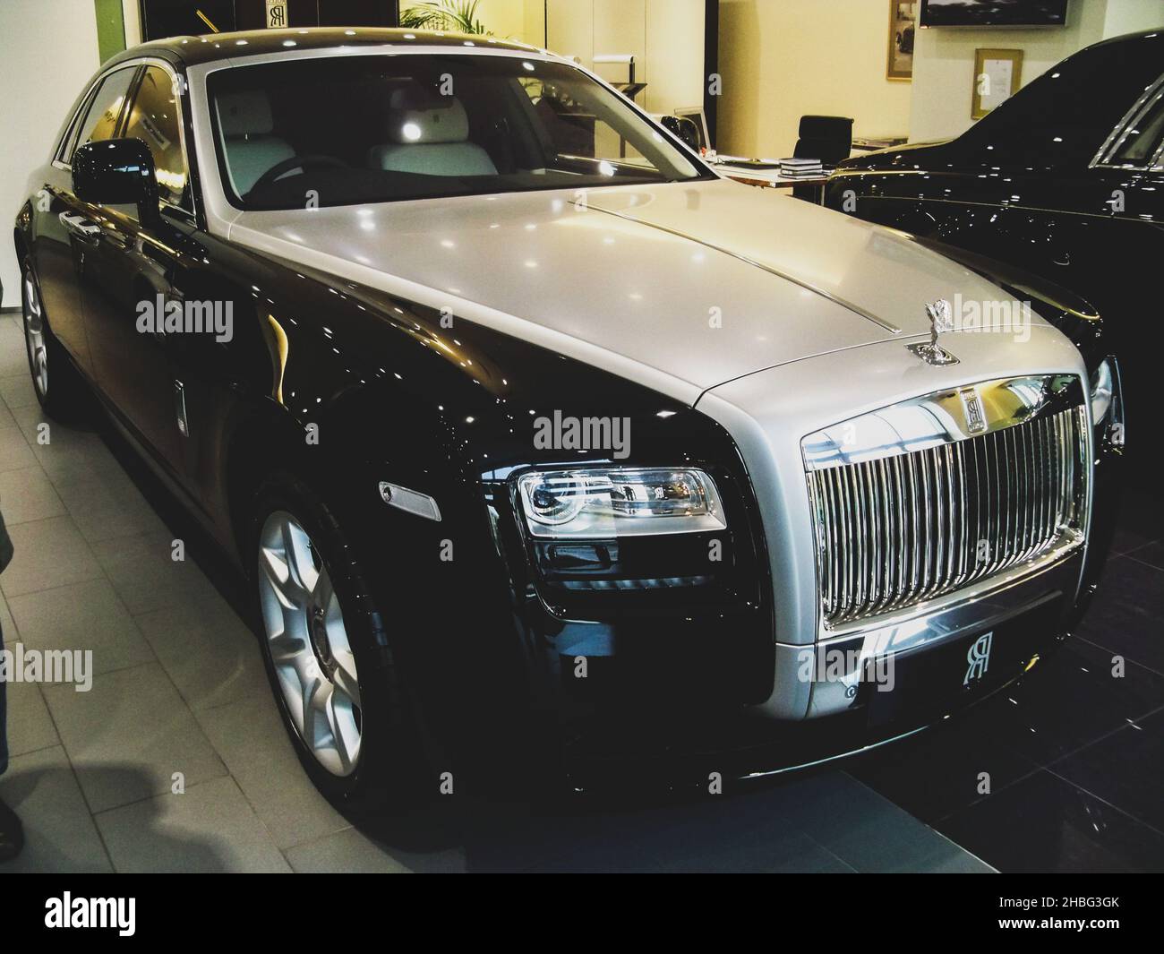 Kiev, Ukraine - 23 octobre 2010 : voiture fantôme de luxe britannique Rolls-Royce.Voiture à vendre Banque D'Images