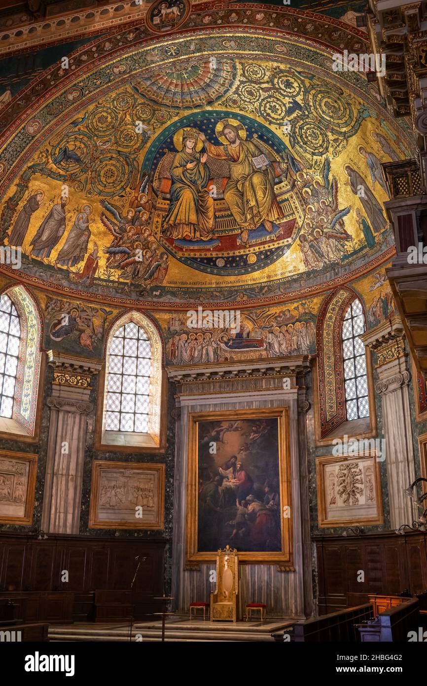Rome, Italie, Basilique de Sainte Marie majeure (Basilique de Santa Maria Maggiore) intérieur, mosaïque abside le Couronnement de la Vierge de 1295 par Jacopo to Banque D'Images