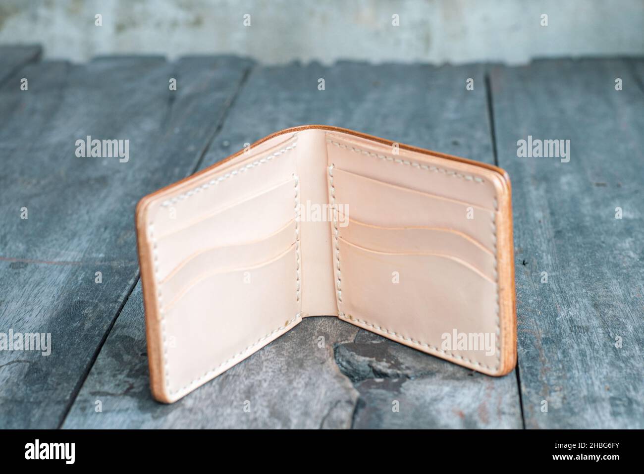 Portefeuille en cuir brun Havane bifurqué sur bois arrière-plan bricolage  artisanat travail Photo Stock - Alamy