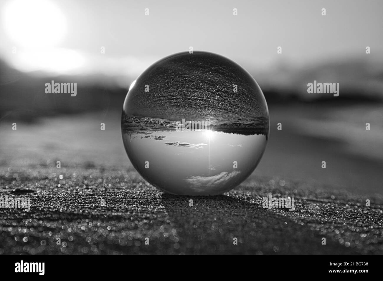 Globe de verre sur la plage de la mer Baltique à Zingst dans lequel le paysage est représenté.Mise en œuvre en noir et blanc. Banque D'Images