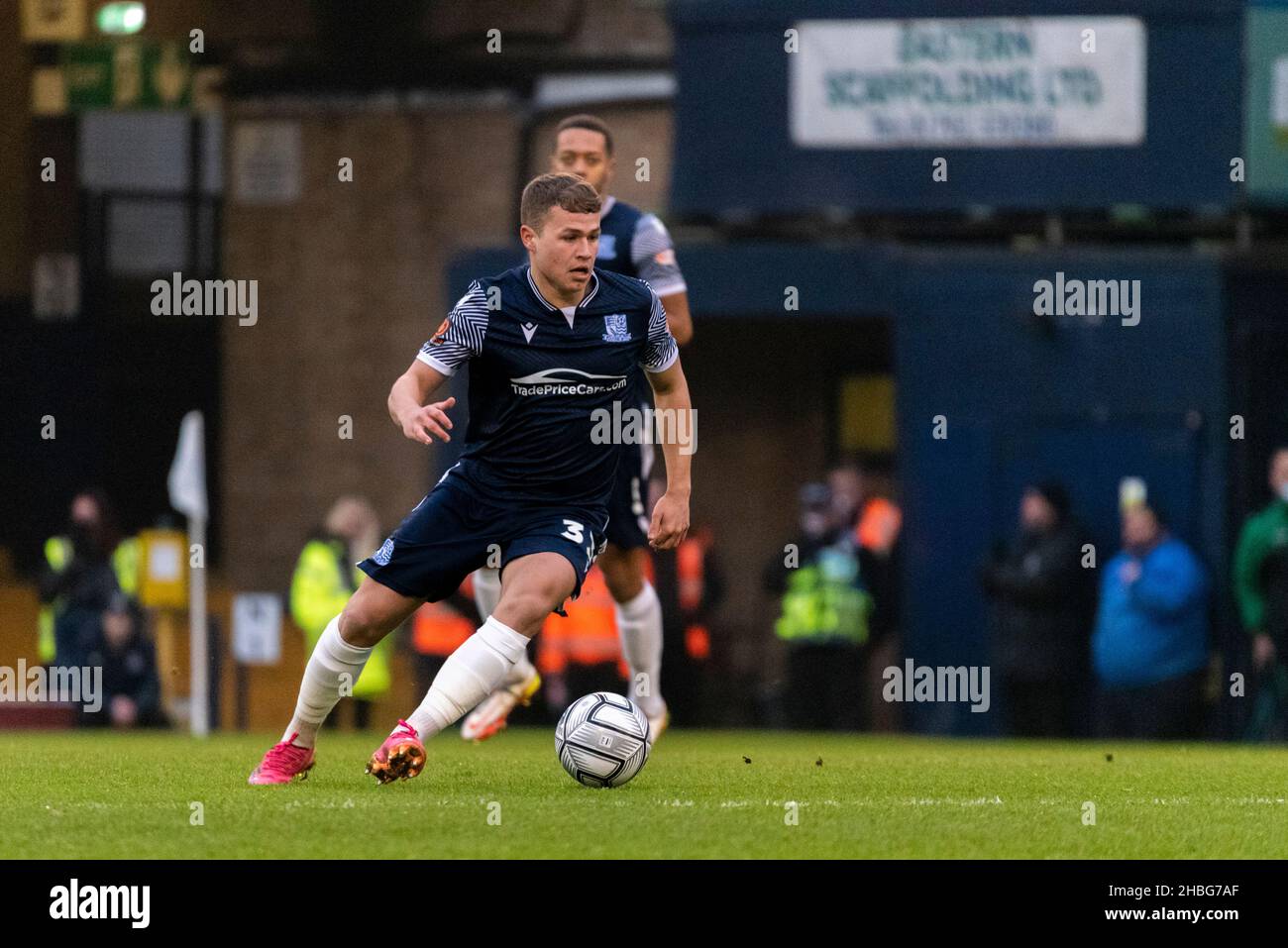 Zak Brunt jouant pour Southend dans le FA Trophy 3rd tour à Roots Hall, Southend United v Dorking Wanderers match de football.Pluie, soirée sombre Banque D'Images