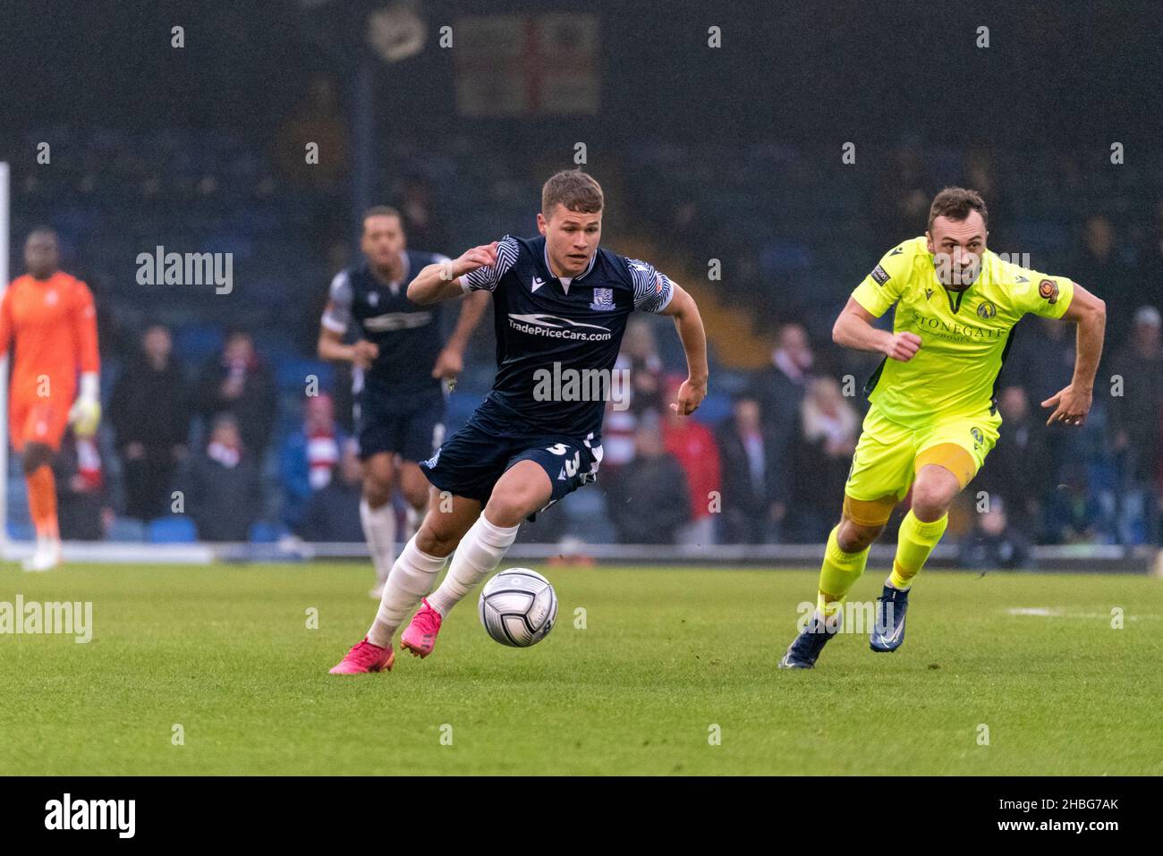 Zak Brunt jouant pour Southend dans le FA Trophy 3rd tour à Roots Hall, Southend United v Dorking Wanderers match de football.Pluie, soirée sombre Banque D'Images