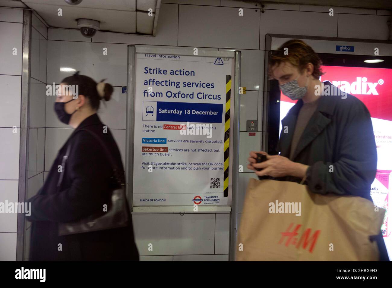 pic shows: Les travailleurs de la grève souterraine de Londres ont causé un énorme surpeuplement sur les plates-formes à euston et Oxford Circus aujourd'hui samedi 18.12.21 malgré Banque D'Images