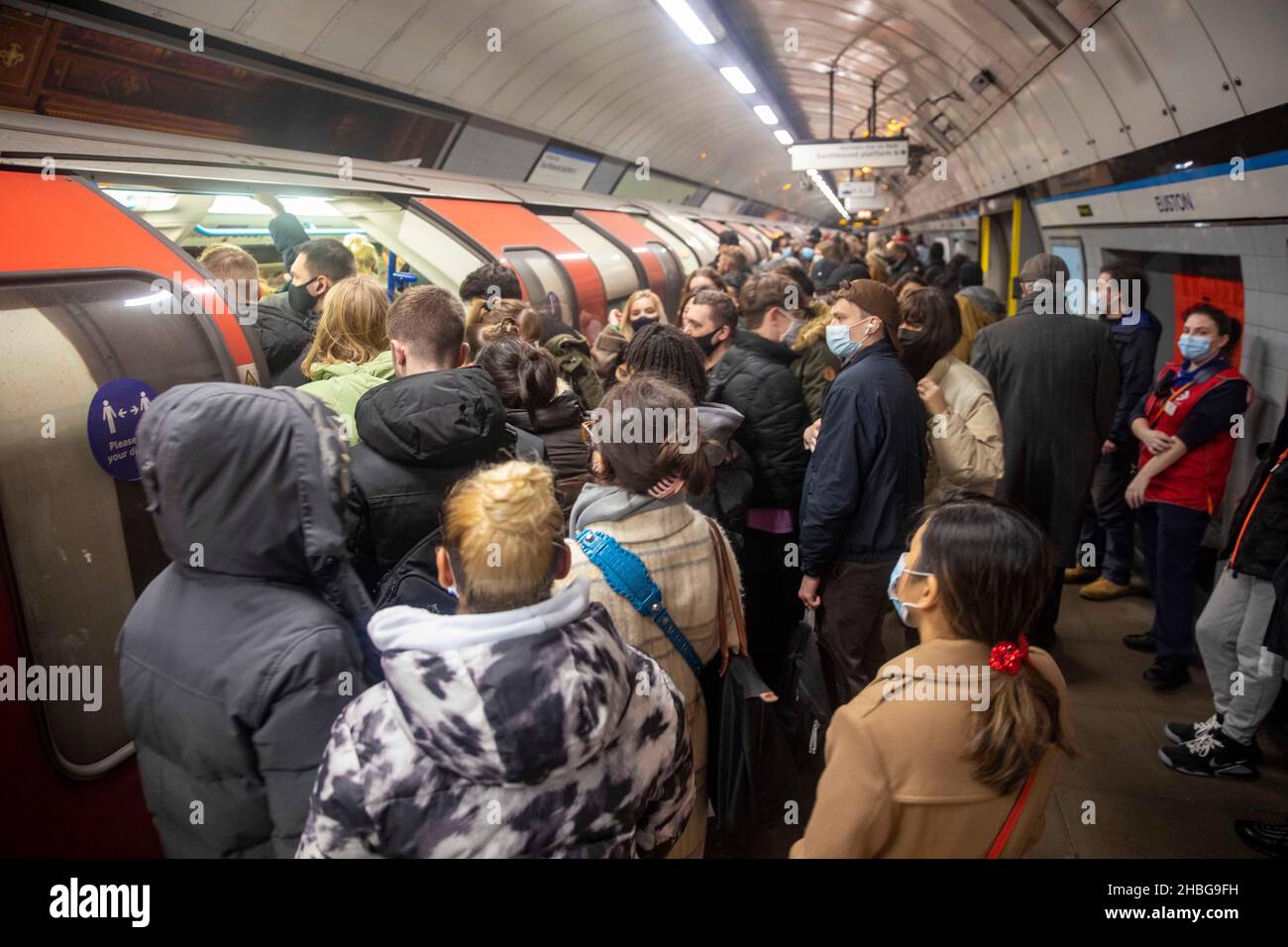 pic shows: Les travailleurs de la grève souterraine de Londres ont causé un énorme surpeuplement sur les plates-formes à euston et Oxford Circus aujourd'hui samedi 18.12.21 malgré Banque D'Images